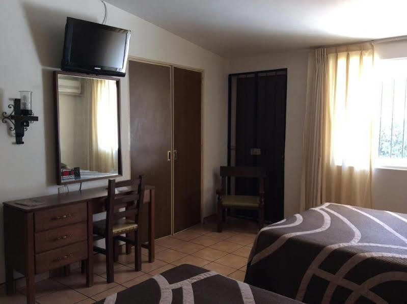 גואדלחארה Hotel Isabel מראה חיצוני תמונה