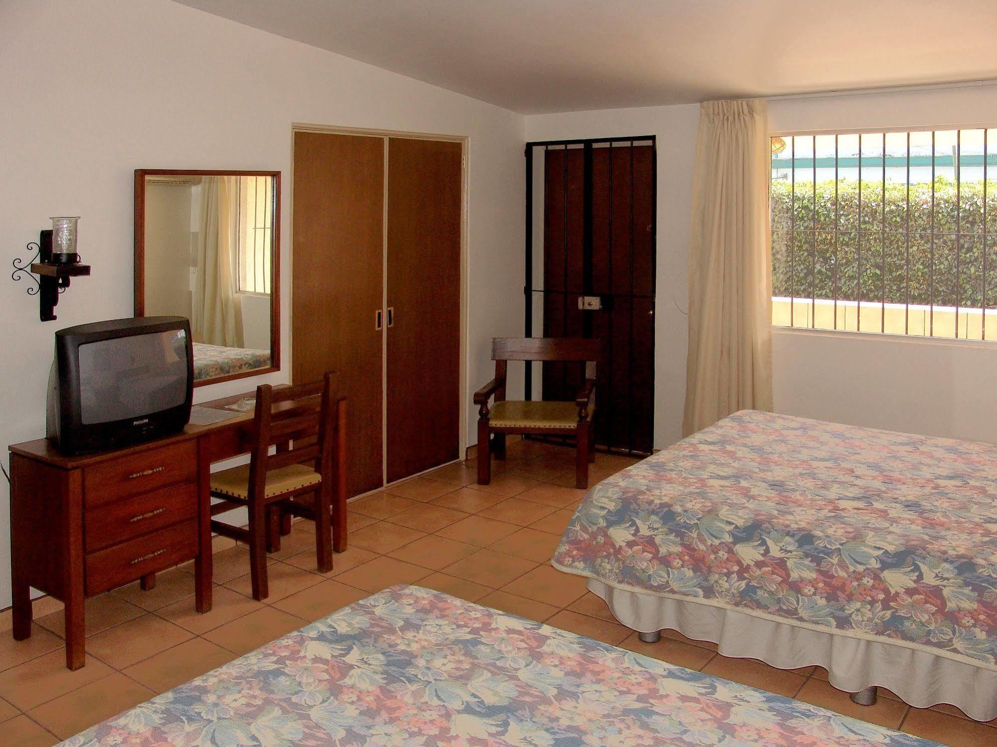 גואדלחארה Hotel Isabel מראה חיצוני תמונה